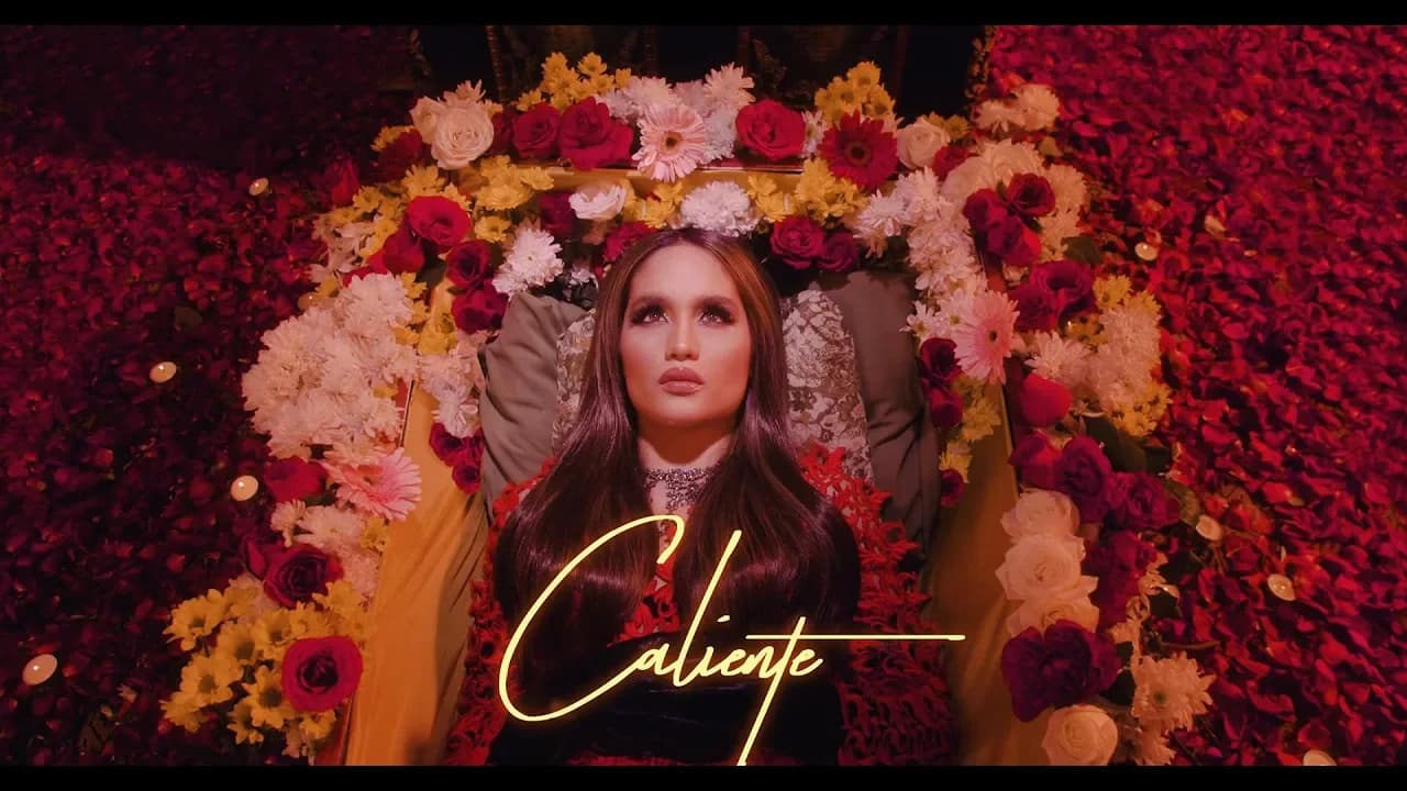 Cinta Laura Kiehl - Caliente (Official Music Video)